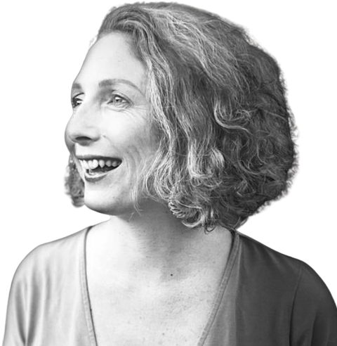 Charlotte Nicod, orthophoniste, souriante, en noir et blanc